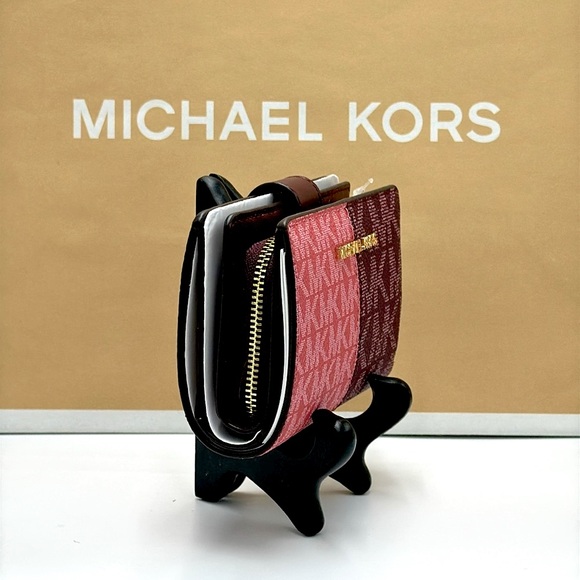 Michael Kors Jet Set Medium Two-Tone
Logo Wallet
Wallet OXBLOOD MULTI COLOR - Picture 2 of 13